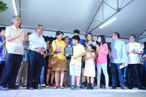 Family of former DAP Chairman Boy Morales, Jr. with DAP President Antonio Kalaw, Jr. (farthest right) receives the plaque of enshrinement of Morales as one of the heroes and martyrs at the Bantayog ng mga Bayani. 