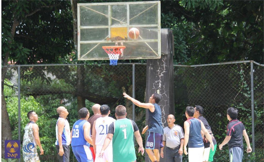 MMC 11 Bagwis and MMC 12 Banyuhay engage each other in a competitive but friendly game of basketball during the first-ever PMDP Sportsfest last June 5 in DAP Tagaytay.  MMC 11 prevailed. 