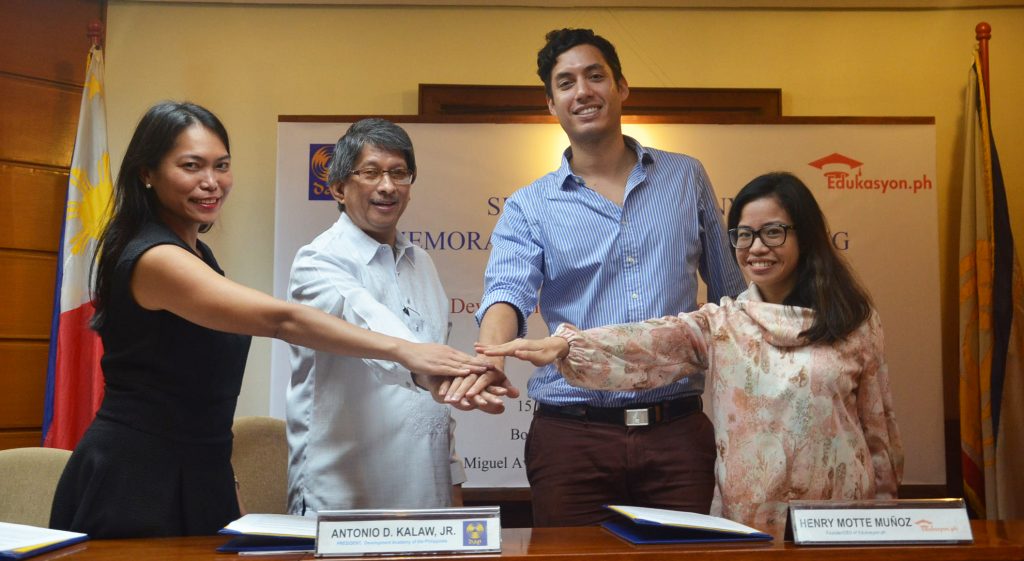 DAP President Antonio Kalaw Jr. and DAP Institutional Marketing Center Director Merliza Makinano join hands in a symbolic gesture with Edukasyon.ph founder and CEO Henry Motte Muñoz and Edukasyon.ph Client Engagement Manager Eunice Guzon after signing a memorandum of understanding that will enable the DAP to market its  programs through the Edukasyon.ph portal.  (Photo by Megan Matias) 